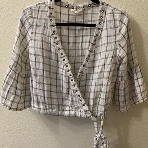 Cropped blouse with grommets